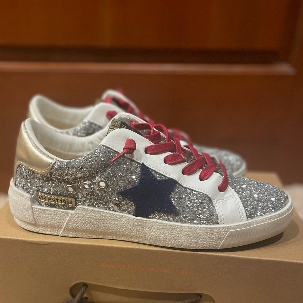 Vintage Havana Limitless - size 8.5 Silver, red laces, navy star